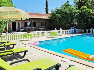 Paraiso Villa Sleeps 8 with Pool Air Con and WiFi