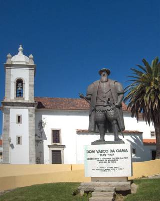 Sines - Chiesa parrocchiale e statua di Vasco da Gama